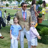 Der Style liegt einfach in der Familie! Neil Patrick Harris' Mann David Burtka zeigt sich mit Tochter Harper und Sohn Gideon im perfekten, sommerlichen Ausflugs-Look.