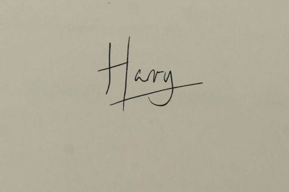 Diese Unterschrift von Prinz Harry aus dem Jahr 2011 kann beides sein: Harry oder Henry.