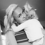Kaya will kuscheln! Und diese Liebe genießt Mama Hayden Panettiere so sehr, dass sie den zauberhaften Moment gleich mit ihren Twitter-Followern teilt. 