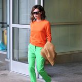 Holt Victoria Beckham sich neuerdings Inspirationen für ihre Outfits aus dem Gemüsegarten? Diese lässige Kombi aus orangefarbenem Sweater und hellgrüner Bundfaltenhose erinnert zumindest ein wenig an eine Karotte. 