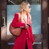 Der Look rund um ihren roten Mantel hätte eigentlich so schick werden können. Doch dann entscheidet sich Mary-Kate Olsen für viel zu klobige Schlappen, die auch glatt Orthopädie-Sandalen sein könnten.