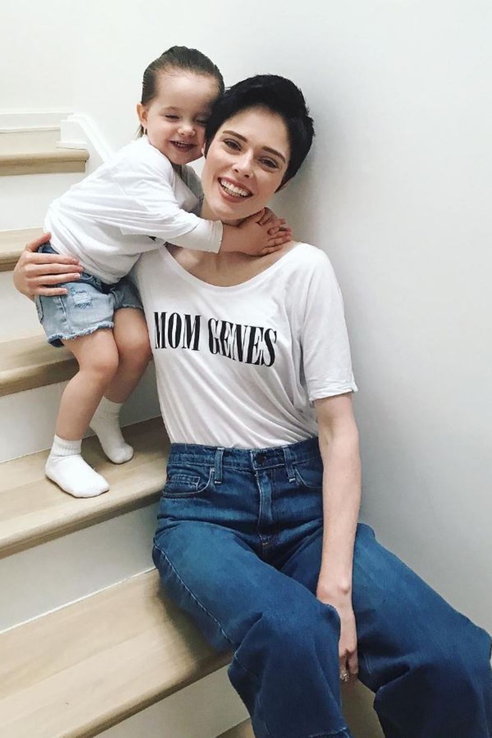 Zum Knuddeln findet Töchterchen Ioni ihre Mama Coco Rocha in ihrem "Mom Genes"-T-Shirt. Mit dem Erlös der Shirts wird die Organisation "Best Buddies" unterstützt, die sich für die Integration von Menschen mit Behinderung einsetzt. Zum Knuddeln findet Töchterchen Ioni ihre Mama Coco Rocha in ihrem "Mom Genes"-T-Shirt. Mit dem Erlös der Shirts wird die Organisation "Best Buddies" unterstützt, die sich für die Integration von Menschen mit Behinderung einsetzt.