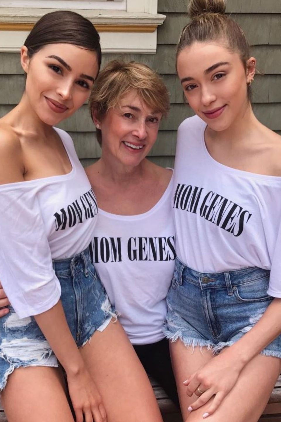 Bloggerschönheit Olivia Culpo (links) posiert mit ihrer Schwester Sophia und ihrer Mama in dem weißen It-Shirt. Für nur 25 Dollar kann man es online kaufen, der komplette Erlös wird an die "Best Buddies"-Organisation gespendet. Bloggerschönheit Olivia Culpo (links) posiert mit ihrer Schwester Sophia und ihrer Mama in dem weißen It-Shirt. Für nur 25 Dollar kann man es online kaufen, der komplette Erlös wird an die "Best Buddies"-Organisation gespendet.