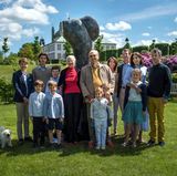 5. Juni 2017  Gruppenfoto der dänischen Royals: Die Königsfamilie enthüllt dabei "Miss Fredensborg", eine Skulptur an Königin Margrethe und Prinz Henrik (m.) zum 50. Hochzeitstag.