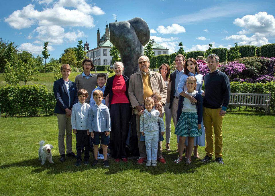 5. Juni 2017  Gruppenfoto der dänischen Royals: Die Königsfamilie enthüllt dabei "Miss Fredensborg", eine Skulptur an Königin Margrethe und Prinz Henrik (m.) zum 50. Hochzeitstag.
