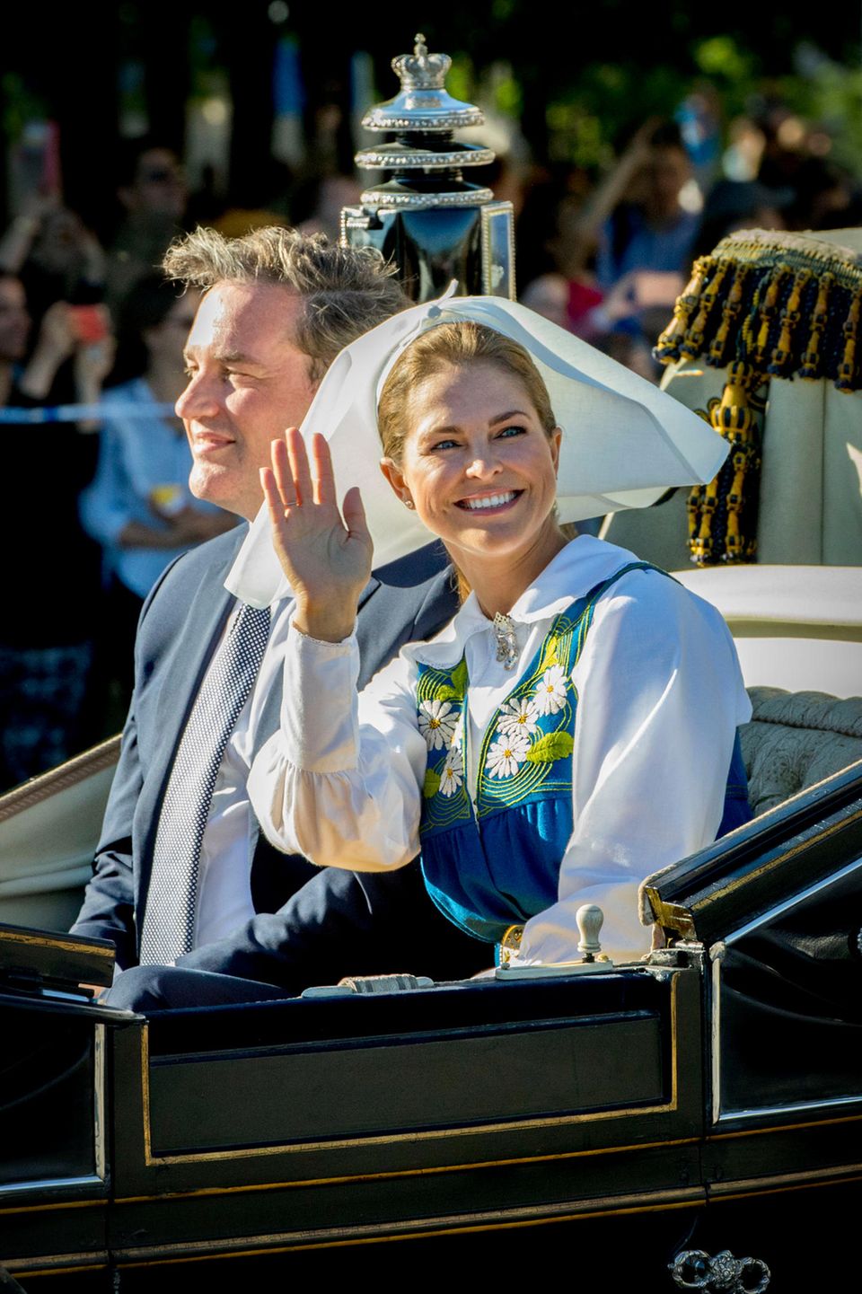 Mit der Kutsche geht es durch die Straßen. Prinzessin Madeleine und Chris O'Neill winken dabei fröhlich. Mit der Kutsche geht es durch die Straßen. Prinzessin Madeleine und Chris O'Neill winken dabei fröhlich.