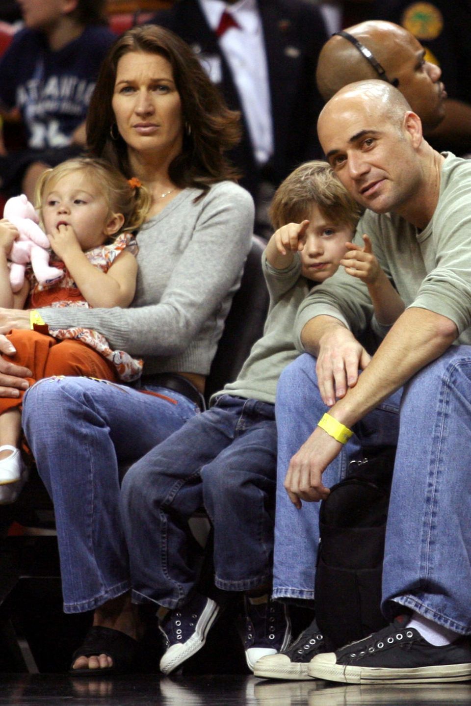Stefanie Graf und Andre Agassi mit den Kindern Jaz Elle (l.) und Jaden Gil 2006 bei einem Basketballspiel