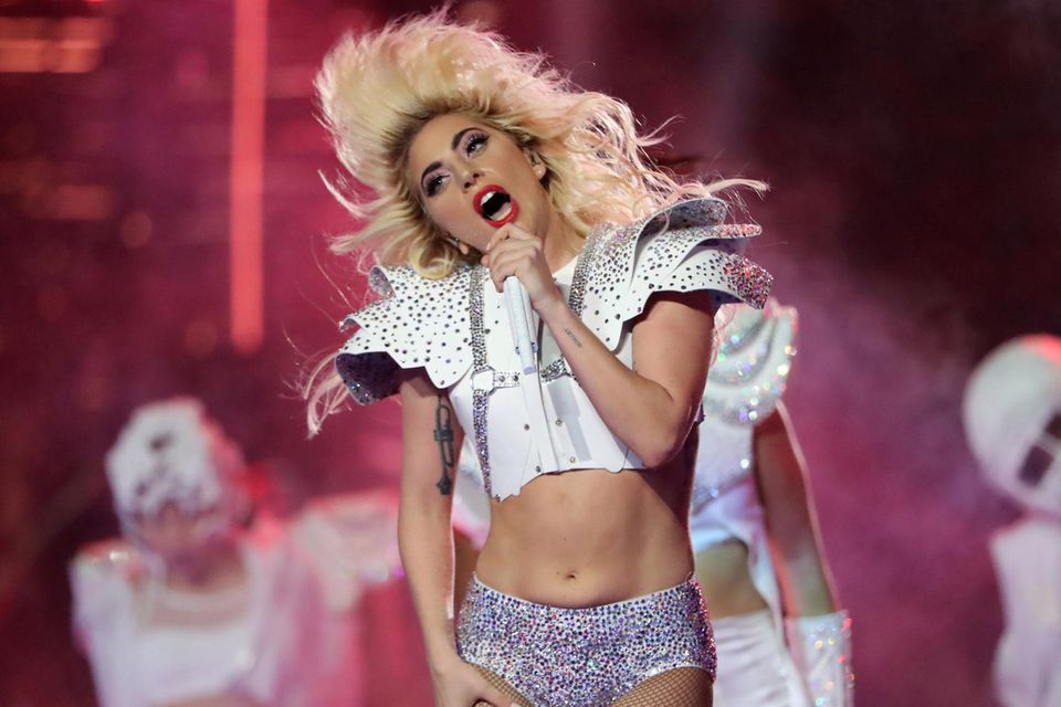 Der Schein trügt: Für ihre Show in der Super-Bowl-Halbzeitpause erntete Lady Gaga heftige Kritik, nur weil sie der Welt kein Super-Sixpack präsentierte Für ihre Show in der Super-Bowl-Halbzeitpause erntete Lady Gaga heftige Kritik, nur weil sie der Welt kein Super-Sixpack präsentierte