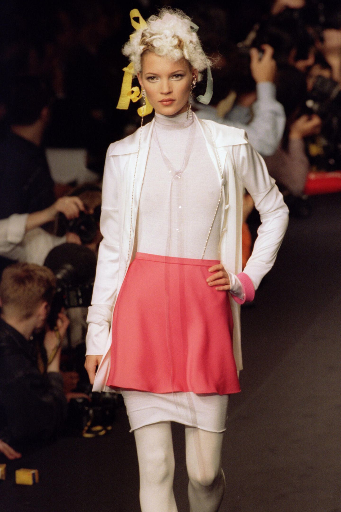 Anfang der 1990er-Jahre gibt Kate Moss ihr Catwalk-Debüt und läuft gegen den Topmodel-Strom an. Mit ihrer androgynen Figur und ihrem sogenannten Heroin-Chic gilt sie als "Anti-Supermodel". Das kommt bei Designern wie Karl Lagerfeld besonders gut an. Hier betritt sie für ihn im März 1994 den Laufsteg.