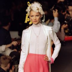 Anfang der 1990er-Jahre gibt Kate Moss ihr Catwalk-Debüt und läuft gegen den Topmodel-Strom an. Mit ihrer androgynen Figur und ihrem sogenannten Heroin-Chic gilt sie als "Anti-Supermodel". Das kommt bei Designern wie Karl Lagerfeld besonders gut an. Hier betritt sie für ihn im März 1994 den Laufsteg.