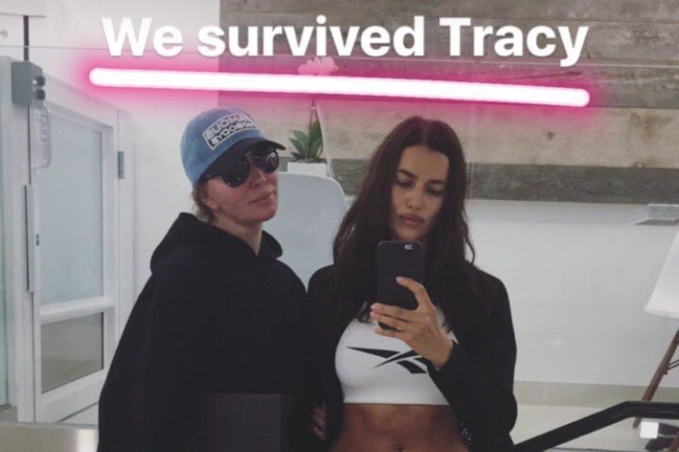 Irina Shayk: "Wir haben Tracy überlebt", schreibt das Model zu diesem Schnappschuss. Ihr sportliches Outfit zeigt ihren trainierten Bauch, der nur zwei Monate nach der Geburt von Töchterchen Lea schon wieder super flach ist. "Wir haben Tracy überlebt", schreibt das Model zu diesem Schnappschuss. Ihr sportliches Outfit zeigt ihren trainierten Bauch, der nur zwei Monate nach der Geburt von Töchterchen Lea schon wieder super flach ist.