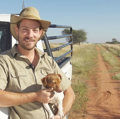 Der 30-jährige Gerald betreibt mit seinem Vater eine Rinderzucht in Namibia. Zwei Jahre ist Geralds letzte Beziehung her und jetzt will sich der attraktive Züchter endlich wieder verlieben.