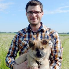 Der bayrische Bio-Bauer Anton (33) aus dem Allgäu hat einen Bio-Milchviebetrieb. Er lebt mit seinen Eltern auf dem Hof.