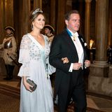 Zum Dinner am Abend präsentiert sich Madeleine dann in zart hellblauer Robe.