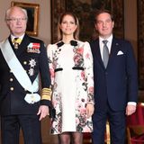Neben ihrem Vater König Carl Gustaf und ihrem Mann Chris sticht Prinzessin Madeleine beim Empfang des kanadischen Generalgouverneurs im eleganten, floralen Dress besonders heraus.