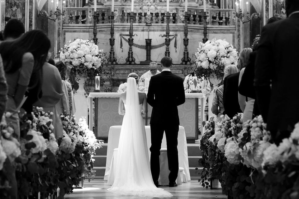 In einer traumhaft schönen Kirche im italienischen Monopoli geben sich Manuel Neuer und Nina Weiss am 09. Juni 2017 das Jawort.    In der Kathedrale "Madonna della Madia" hat übrigens auch schon Matt Damon geheiratet.