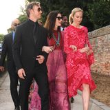 Unter den Gästen von Jessica und Gian Luca befinden sich auch Anne Hathaway mit Ehemann Adam Shulman und Emily Blunt. Dabei sind es vor allem die zwei Schauspielerinnen, die in ihren farbenfrohen Wedding-Looks alle Blicke auf sich ziehen. 