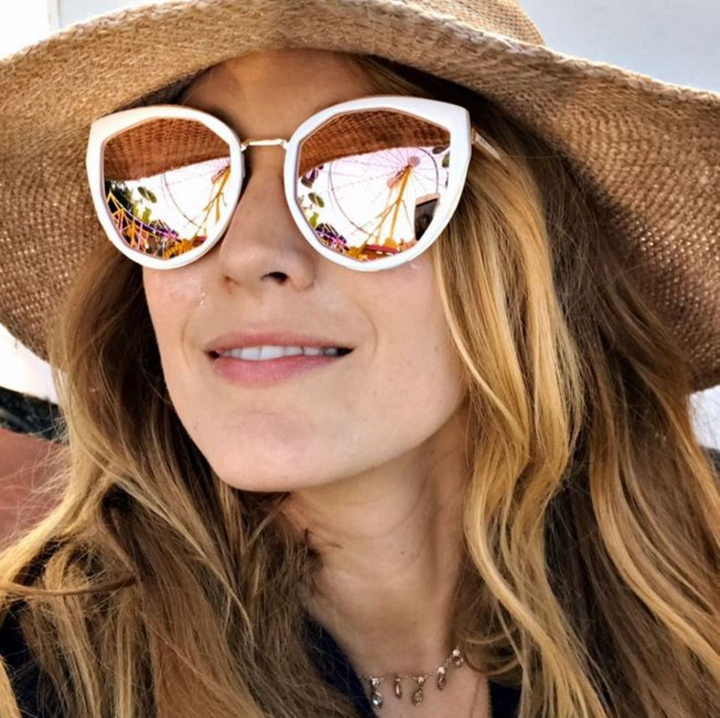 Sommer, Spaß und Sonnenbrille: Blake Lively begrüßt die Sonnenstrahlen mit diesem extravaganten Modell mit verspiegelten Gläsern von Privé Revaux. Und das gute Stück kostet sogar nur 30 Dollar!