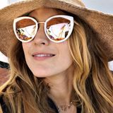 Sommer, Spaß und Sonnenbrille: Blake Lively begrüßt die Sonnenstrahlen mit diesem extravaganten Modell mit verspiegelten Gläsern von Privé Revaux. Und das gute Stück kostet sogar nur 30 Dollar!