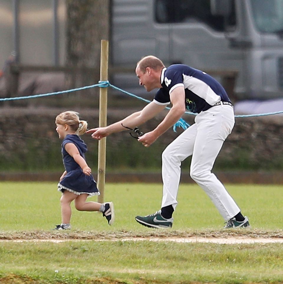 Der Spaß geht weiter: Prinz William jagt die Kleine über die ganze Wiese. 