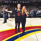 Von Kopf bis Fuß im Partnerlook: Marcus Butler und Stefanie Giesinger haben sich für das "NBA"-Finale in Fan-Schale geworfen. Zu den Trikots tragen sie schwarze Jeans und das gleiche Paar Sneaker. 