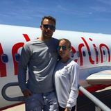 Die frisch Vermählten, Manuel Neuer und Nina Weiss, sind wahrscheinlich auf dem Weg in die Flitterwochen. Für den Flug tragen sie Sweatshirts mit den Aufschriften; "He's mine" und "She's mine" (dt. Er/Sie gehört mir).