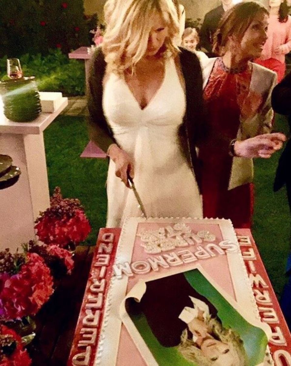 Superwife, Superfriend, Supermom! Das steht auf Veronica Ferres' Torte. Da schneidet sich die Schauspielerin doch gerne ein Stück von ab. Superwife, Superfriend, Supermom! Das steht auf Veronica Ferres' Torte. Da schneidet sich die Schauspielerin doch gerne ein Stück von ab.