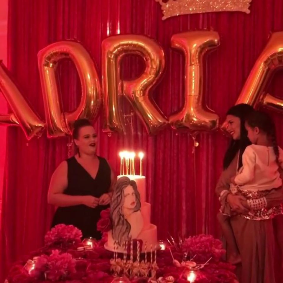 Zum Geburtstag von Supermodel Adriana Lima (r.) gab es ein Ständchen und eine Torte mit - wem auch sonst - Adriana Lima drauf. Zum Geburtstag von Supermodel Adriana Lima (r.) gab es ein Ständchen und eine Torte mit - wem auch sonst - Adriana Lima drauf.