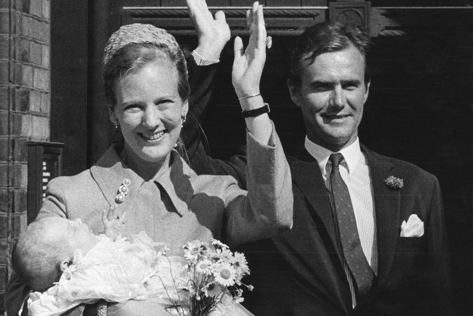 Goldene Hochzeit von Königin Margrethe und Prinz Henrik: Königin Margrethe und Prinzgemahl Henrik strahlen im Jahr 1969 bei der Taufe ihres zweiten Sohnes, Prinz Joachim, in die Kamera. Königin Margrethe und Prinzgemahl Henrik strahlen im Jahr 1969 bei der Taufe ihres zweiten Sohnes, Prinz Joachim, in die Kamera.