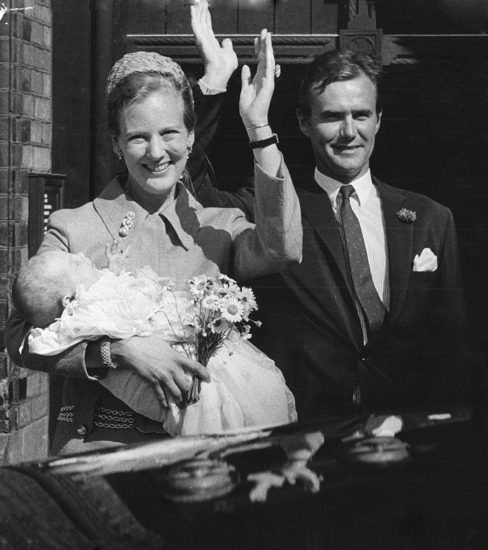 Königin Margrethe und Prinzgemahl Henrik strahlen im Jahr 1969 bei der Taufe ihres zweiten Sohnes, Prinz Joachim, in die Kamera.