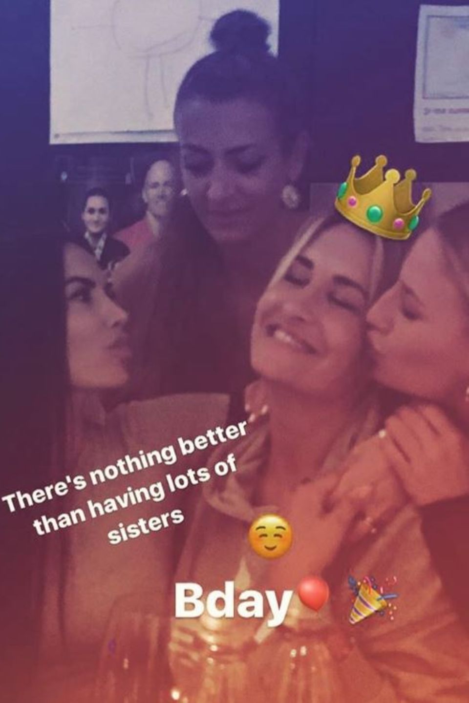 14. Juni 2017   "Es gibt nichts Besseres, als viele Schwestern zu haben", postet Popsternchen und Geburtstagskind Sarah Connor. Auf dem Foto wird sie von ihren Schwestern liebevoll umzingelt - inklusive Küsschen.