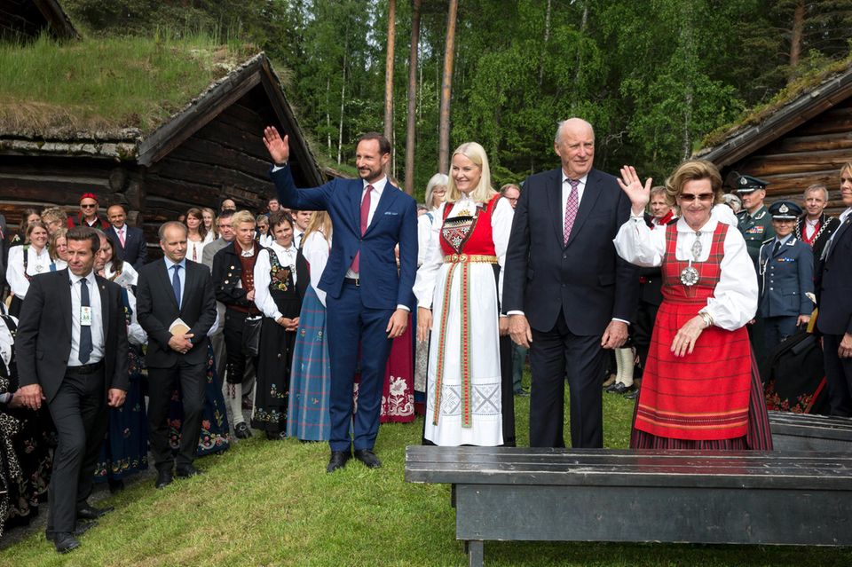 14. Juni 2017 Royale Gartenparty in Lillehammer: König Harald und Königin Sonja (r.), sowie Prinz Haakon und seine Frau Mette-Marit winken den zahlreichen Gästen zu. Gefeiert werden: der 80. Geburtstag des Königs sowie der bald anstehende 80. Geburtstag der Königin. 14. Juni 2017 Royale Gartenparty in Lillehammer: König Harald und Königin Sonja (r.), sowie Prinz Haakon und seine Frau Mette-Marit winken den zahlreichen Gästen zu. Gefeiert werden: der 80. Geburtstag des Königs sowie der bald anstehende 80. Geburtstag der Königin.