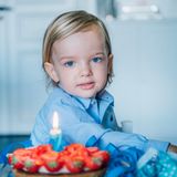 15. Juni 2017  Herausgeputzt für seinen zweiten Geburtstag zeigt sich Prinz Nicolas in einem schicken blauem Hemd. 