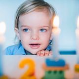 15. Juni 2017  Die stolze Mama, Prinzessin Madeleine, teilte auf Facebook weitere Fotos ihres Sohnes. Im Vordergrund erahnen wir einen der beliebten Geburtstagszüge, die jedes Jahr die passende Anzahl Kerzen tragen.