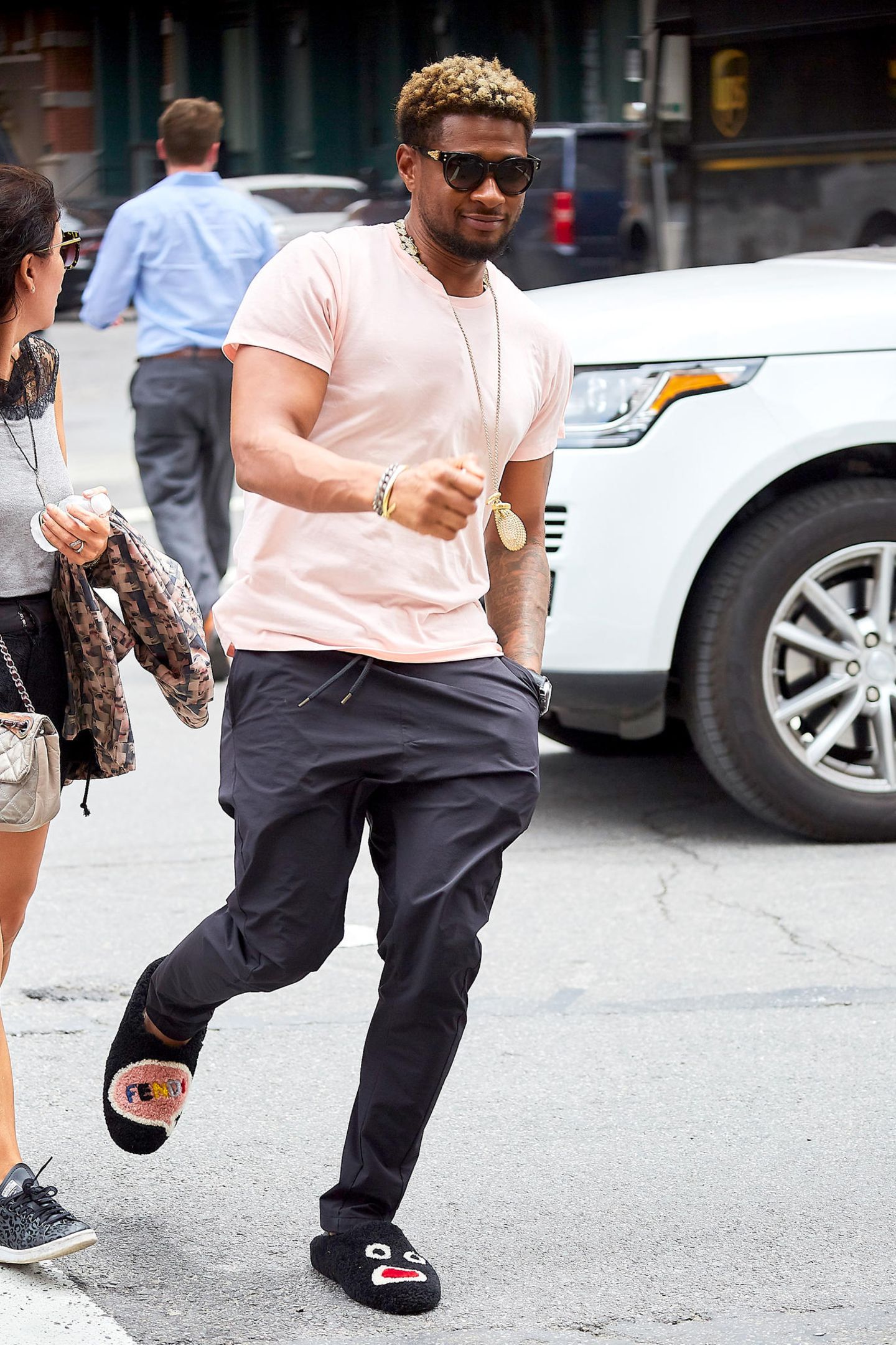14. Juni 2017   Im bequemen Schlabberlook ist Usher unterwegs auf den Straßen von New York. Für ein Schmunzeln bei den aufmerksamsten Passanten haben wohl seine lustigen Hausschuhe gesorgt. 