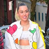 Ganz in Weiß - und völlig durchgeknallt! Miley Cyrus sieht aus, als wäre sie einem Glücksbärchi-Comic entsprungen. Schön ist das nicht, aber immerhin unterhaltsam.