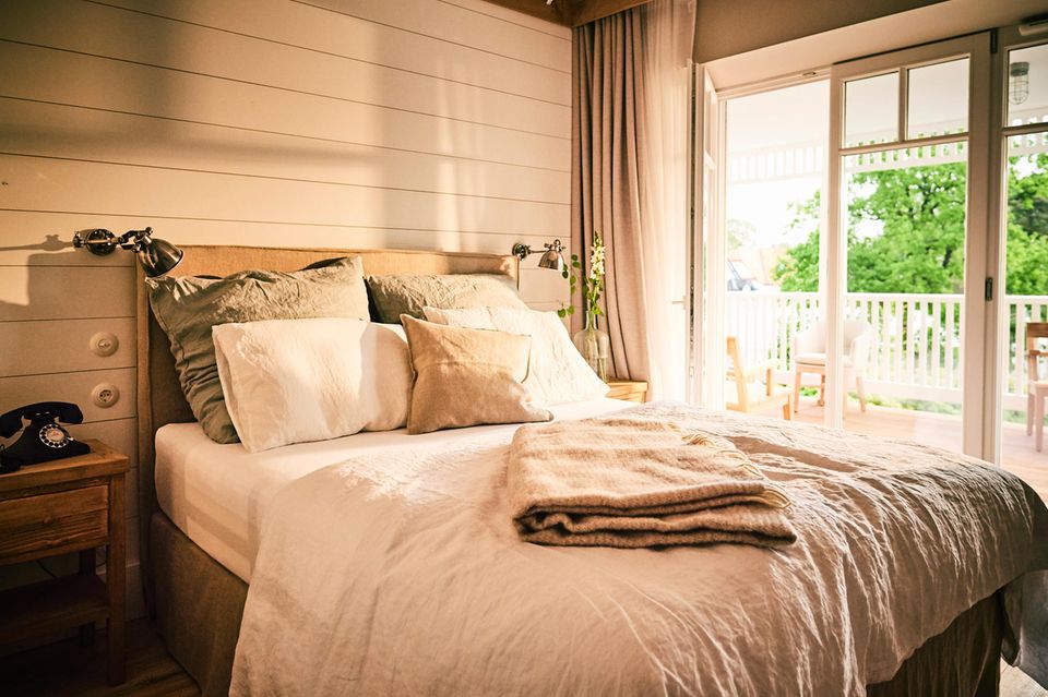 Til Schweiger im GALA-Interview:: Schlafen (wie) bei Til? Eastcoast-Charme, Boxspring- Betten und leckeres Bio-Essen erwartet die Gäste im "Barefoot"- Hotel in Timmendorfer Strand (www.barefoothotel.de; Zimmer: ab 90 Euro) Schlafen (wie) bei Til? Eastcoast-Charme, Boxspring- Betten und leckeres Bio-Essen erwartet die Gäste im "Barefoot"- Hotel in Timmendorfer Strand (www.barefoothotel.de; Zimmer: ab 90 Euro)