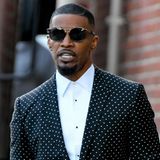 Jamie Foxx peppt seinen gepunkteten Anzug mit dieser Sonnenbrille noch weiter auf. 