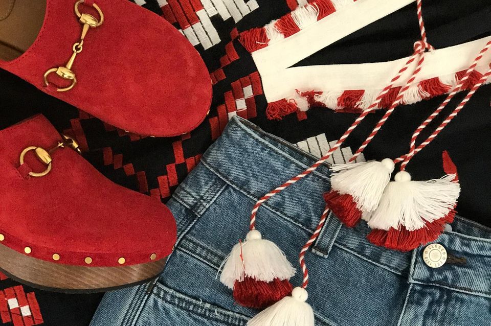 So Sue: Eine tolle Kombination für Alt und Jung: Die bestickte Bluse wir zu Jeans und extravaganten Schuhen gestylt. Eine tolle Kombination für Alt und Jung: Die bestickte Bluse wir zu Jeans und extravaganten Schuhen gestylt.