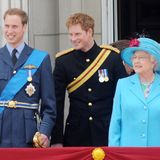 Dabei bleiben Prinz William und Harry in unmittelbarer Nähe zu ihrer Großmutter und strahlen mit ihr um die Wette. 