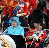 2009: Bis zu ihrem 60. Lebensjahr hat Queen Elizabeth zu Pferde an der Parade teilgenommen. So verlangt es schließlich die Tradition. Doch mit ihren 83 Jahren ist sie nun auf die Kutsche umgestiegen. Das freut auch Ehemann Prinz Philip, der nochmals fünf Jahre älter ist als sie.