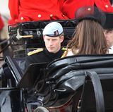 Während der Kutschfahrt muss sich Kate von ihrem William trennen, der in der Parade mitreitet. Dafür kann sie sich aber über die Gesellschaft von Prinz Harry freuen, der ihr gegenübersitzt.