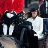2011: Tatsächlich sitzt hier ein Jahr später Herzogin Catherine und hat damit ihren großen Auftritt. Für sie ist die Teilnahme an der Parade eine absolute Premiere.