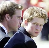2003: Mittlerweile sind Prinz William und Harry zu jungen Männern herangewachsen und mussten in der Zwischenzeit den tragischen Tod ihrer Mutter Diana hinnehmen. Bei der alljährlichen Parade zeigen sie, dass sie ihre royalen Pflichten trotz Schicksalsschlägen mit Bravur meistern.