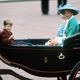 1988: Prinzessin Diana legt bei dem Event mal wieder einen Wow-Moment hin. Als sie zusammen mit Sohnemann William in einer Kutsche Richtung Buckingham Palace fährt, stiehlt sie in ihrem azurgrünen Ensemble allen die Show.