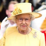 2012: Wie in jedem Jahr wählt die Queen ein farbenfrohes Outfit. Dieses Mal hat sie sich für einen Gelbton entschieden, der relativ dezent ist. Den Farbknaller hebt sie sich für 2016 auf.