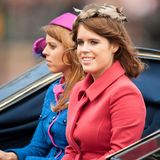Ihre Enkelinnen, Eugenie und Beatrice, scheinen ihren farbenfrohen Geschmack geerbt zu haben. Auch sie erscheinen in bunten Outfits.