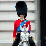 Prinz William hat hingegen überhaupt nicht die Wahl: Er nimmt wie in jedem Jahr in seiner Uniform an dem Event teil.