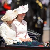 2013: Auch wenn die Parade zu Ehren der Queen stattfindet, richten sich in diesem Jahr alle Blicke auf Herzogin Catherine, die zum ersten Mal schwanger ist. In der Kutsche sieht man jedoch wenig von dem Babybauch der hübschen Kate, die über Witze von Prinz Harry lacht.