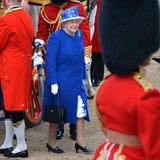 Und dennoch: Die Queen bleibt natürlich der Ehrengast der Veranstaltung und überzeugt mal wieder in einem auffälligen Look.
